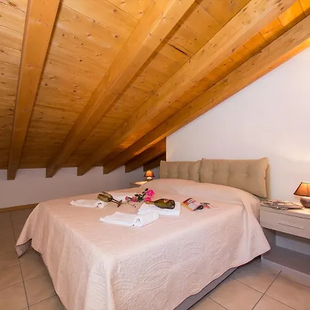 Sleeps 6 Pool * Lenno